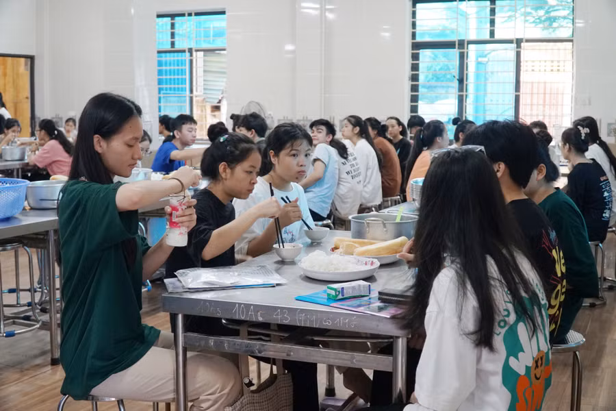 Trong những ngày thi, các nhân viên bếp ăn Trường Phổ thông DTNT THPT tỉnh Nghệ An dậy từ hơn 4h sáng để chuẩn bị bữa sáng cho hơn 200 thí sinh đang ở lại ký túc xá của trường dự thi tốt nghiệp. Ảnh: Hồ Lài.