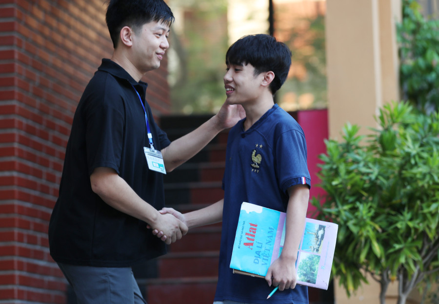 Thầy Trần Đình Huy - trực tại trường 24/24 trong những ngày thi, phụ trách quản lý học trò ở nội trú. Trước buổi thi quan trọng, thầy giáo trẻ bắt tay động viên thí sinh - giống như mình nhiều năm trước cũng từng là học trò nội trú. Ảnh: Hồ Lài. Thầy Trần Đình Huy - trực tại trường 24/24 trong những ngày thi, phụ trách quản lý học trò ở nội trú. Trước buổi thi quan trọng, thầy giáo trẻ bắt tay động viên thí sinh - giống như mình nhiều năm trước cũng từng là học trò nội trú. Ảnh: Hồ Lài.