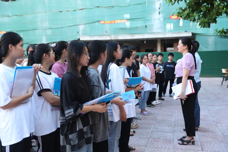 Trong ngày thi cuối cùng, ban giám hiệu nhà trường dành thời gian để tập trung nhắc nhở thí sinh thực hiện đúng quy chế thi, động viên các em làm bài thi hết sức mình. Ảnh: Hồ Lài. Trong ngày thi cuối cùng, ban giám hiệu nhà trường dành thời gian để tập trung nhắc nhở thí sinh thực hiện đúng quy chế thi, động viên các em làm bài thi hết sức mình. Ảnh: Hồ Lài.