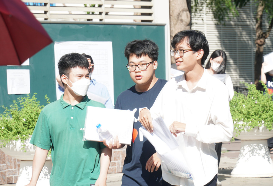 Thí sinh phấn khởi vì đề tiếng Anh nhẹ nhàng.