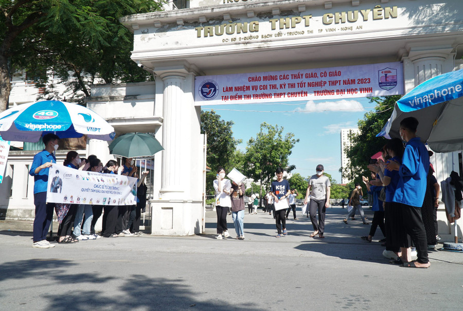 Thí sinh hoàn thành môn thi ngoại ngữ, rời điểm thi Trường THPT chuyên Đại học Vinh.
