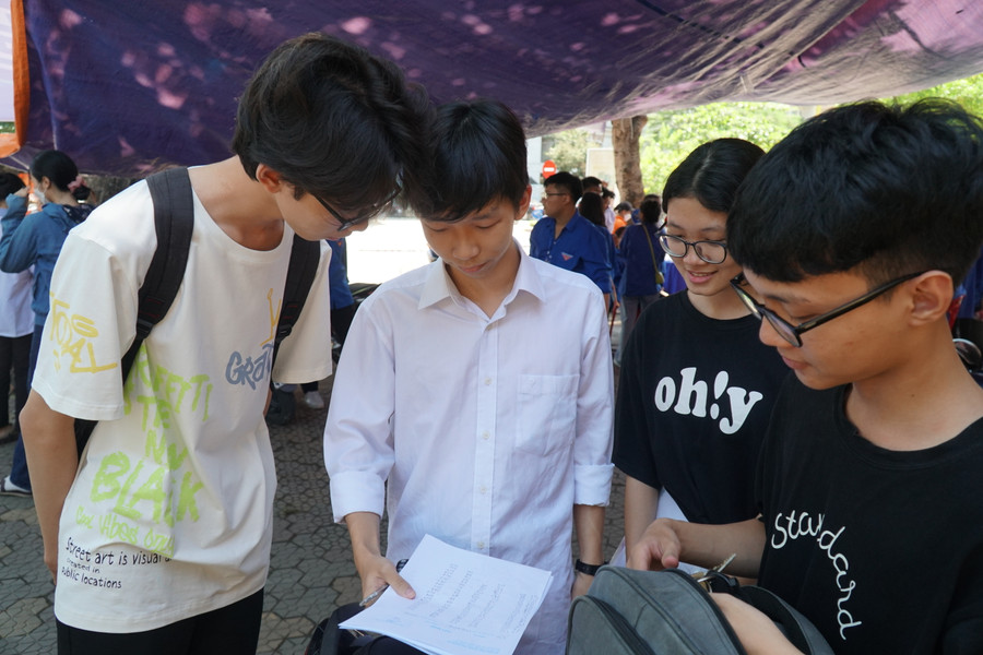 Thí sinh chép phần trả lời vào giấy nháp để về kiểm tra, đối chiếu đáp án với nhau sau môn thi. Ảnh: Hồ Lài. Thí sinh chép phần trả lời vào giấy nháp để về kiểm tra, đối chiếu đáp án với nhau sau môn thi. Ảnh: Hồ Lài.