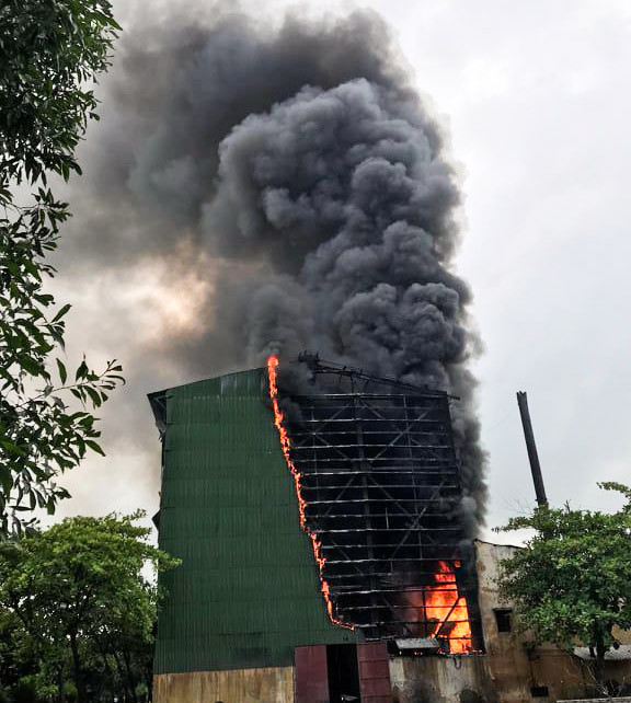 Khói bốc cao hàng chục mét bao trùm khu vực lò luyện thiếc