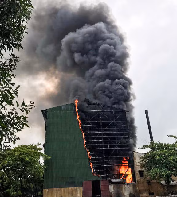 Khói bốc cao hàng chục mét bao trùm khu vực lò luyện thiếc