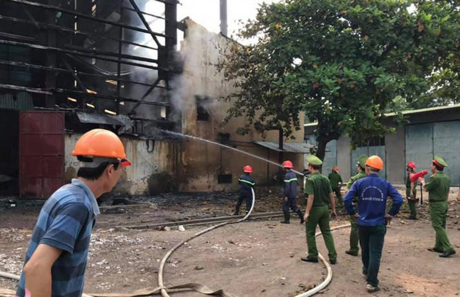 Lực lượng chữa cháy có mặt tại hiện trường dập lửa