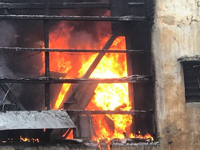 Lửa cháy dữ dội thiêu rụi nhiều tài sản