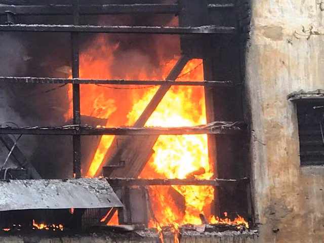 Lửa cháy dữ dội thiêu rụi nhiều tài sản