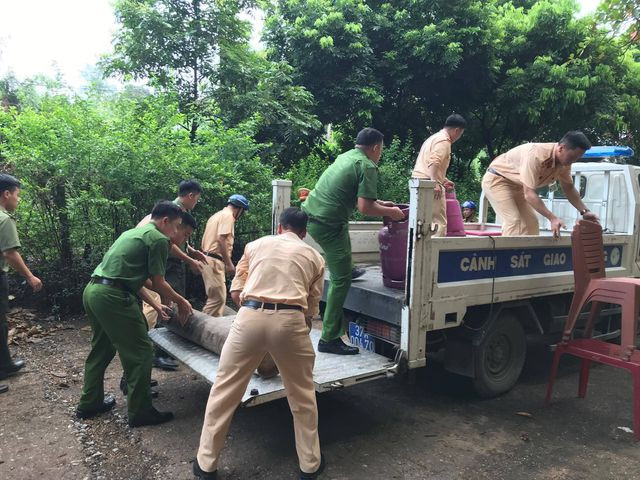 Lực lượng chức năng di chuyển các vật dễ cháy nổ ra khỏi khu vực nguy hiểm