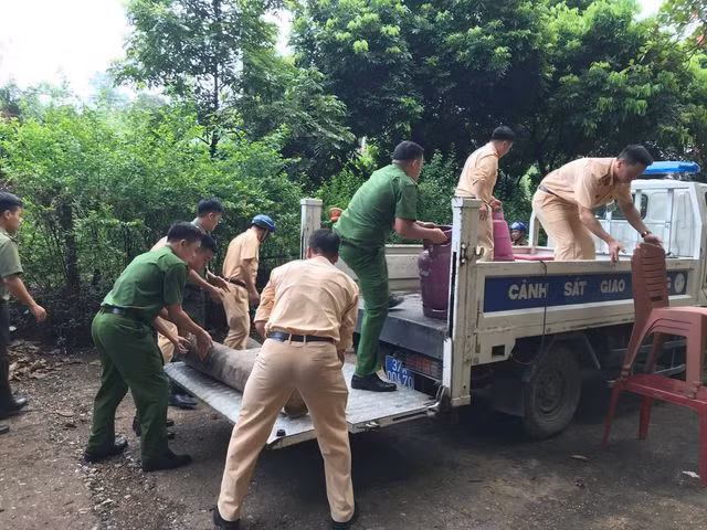 Lực lượng chức năng di chuyển các vật dễ cháy nổ ra khỏi khu vực nguy hiểm