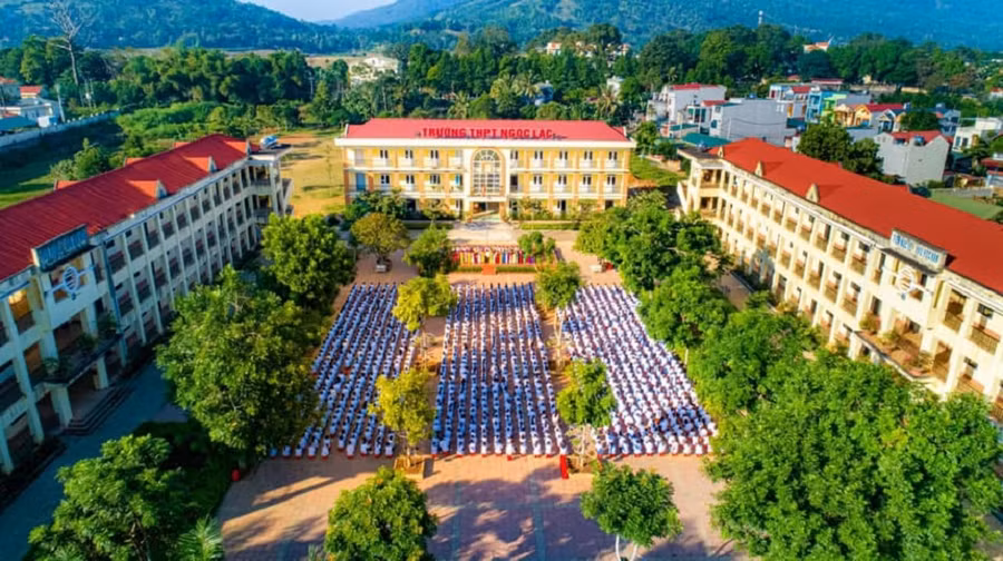 Không gian xanh – sạch – đẹp của Trường THPT Ngọc Lặc (Thanh Hóa) nhìn từ trên cao.