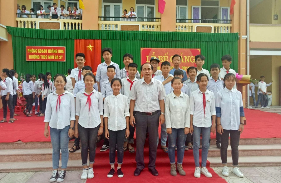 Thầy Trần Quốc Tuấn, và học sinh thân yêu của mình.