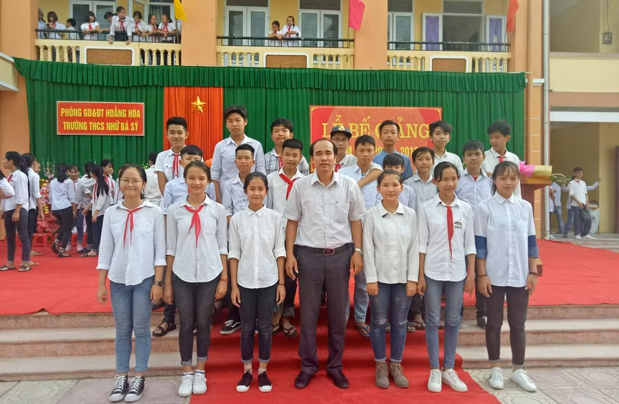 Thầy Trần Quốc Tuấn, và học sinh thân yêu của mình.