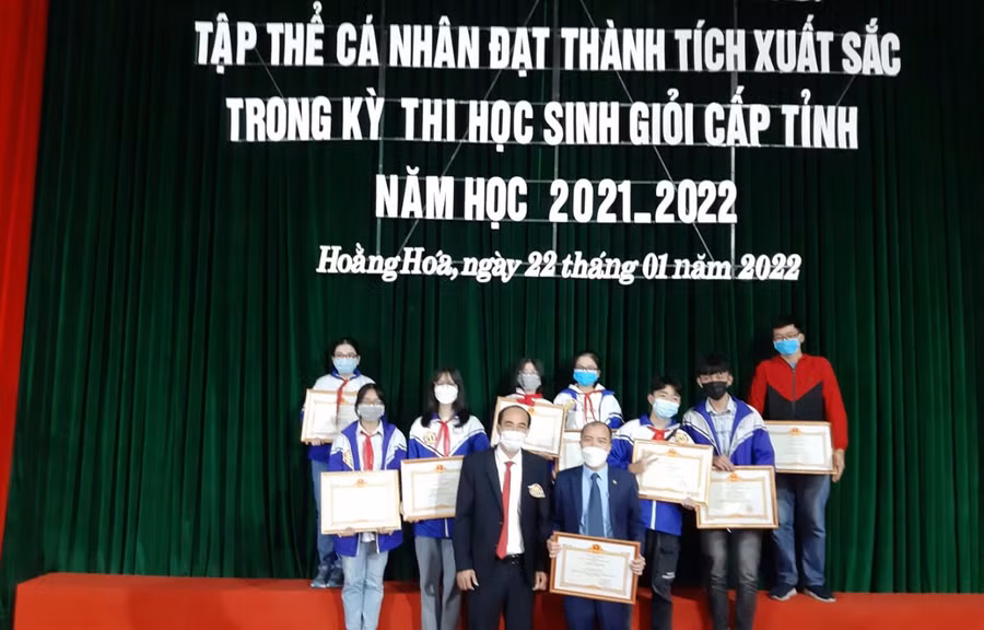 Thầy Tuấn (ảnh trái) cùng học sinh trong buổi tuyên dương về thành tích xuất sắc tại kỳ thi HSG cấp tỉnh năm học 2021–2022.