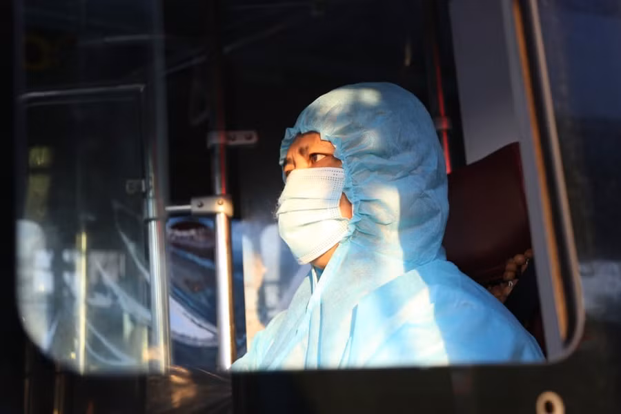 Hà Nội đón gần 300 công nhân từ tâm dịch Bắc Giang về quê ảnh 5