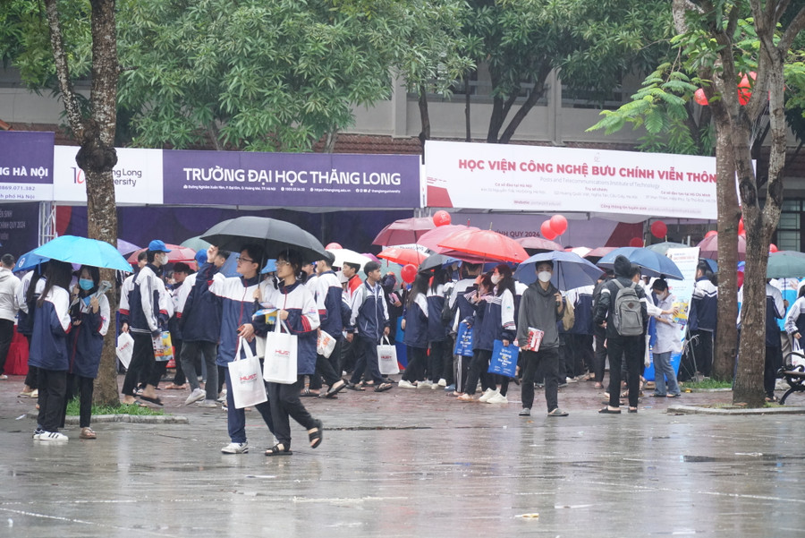 Có gần 70 gian tư vấn đến từ các trường đại học trong nước, và trường đại học nước ngoài đặt cơ sở đào tạo tại Việt Nam. Ảnh: Hồ Lài Có gần 70 gian tư vấn đến từ các trường đại học trong nước, và trường đại học nước ngoài đặt cơ sở đào tạo tại Việt Nam. Ảnh: Hồ Lài