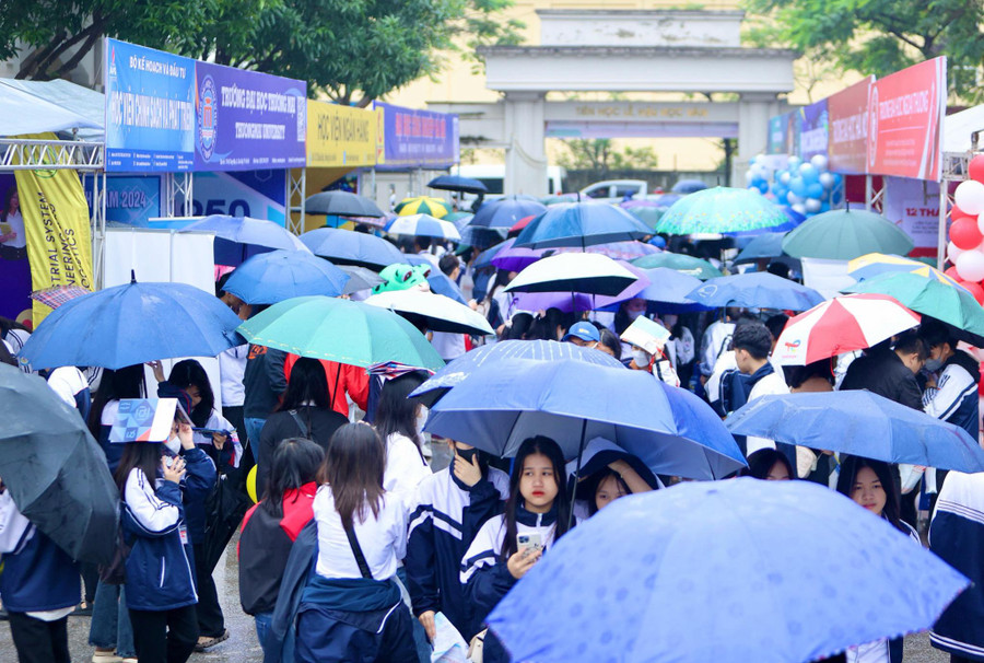 Mặc dù thời tiết mưa to nhưng rất nhiều học sinh Nghệ An vẫn đến tham gia chương trình tư vấn tuyển sinh năm 2024 - năm cuối cùng học theo chương trình GDPT hiện hành. Ảnh: PV Mặc dù thời tiết mưa to nhưng rất nhiều học sinh Nghệ An vẫn đến tham gia chương trình tư vấn tuyển sinh năm 2024 - năm cuối cùng học theo chương trình GDPT hiện hành. Ảnh: PV