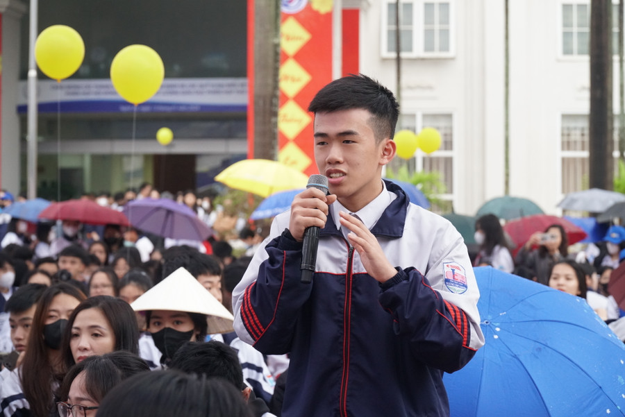 Học sinh đặt câu hỏi trực tiếp cho tổ tư vấn tại chương trình. Ảnh: Hồ Lài Học sinh đặt câu hỏi trực tiếp cho tổ tư vấn tại chương trình. Ảnh: Hồ Lài