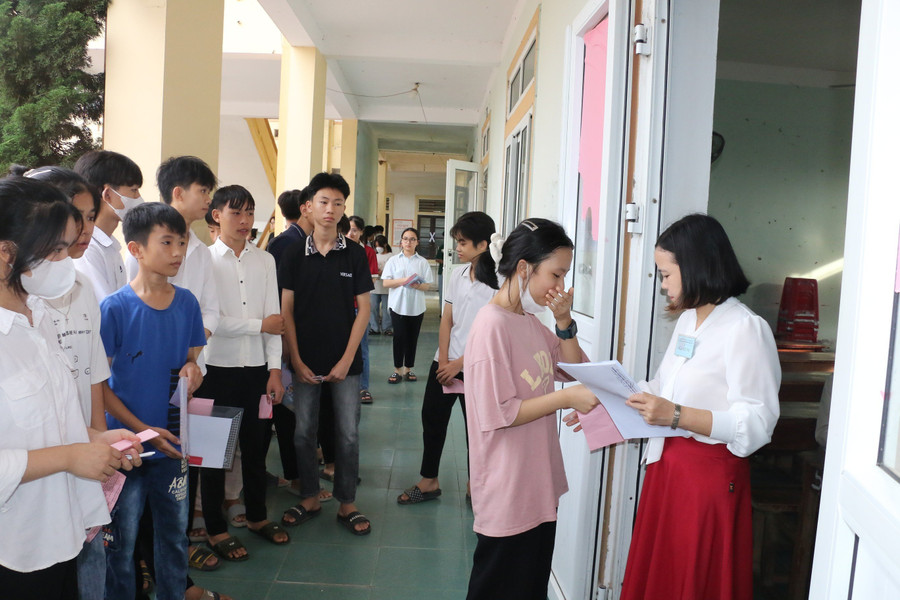 Giám thị kiểm tra thẻ dự thi của thí sinh trường khi vào phòng thi tại Hội đồng thi Trường THPT Nghi Lộc 5, huyện Nghi Lộc, Nghệ An. Ảnh: Hồ Lài. Giám thị kiểm tra thẻ dự thi của thí sinh trường khi vào phòng thi tại Hội đồng thi Trường THPT Nghi Lộc 5, huyện Nghi Lộc, Nghệ An. Ảnh: Hồ Lài.