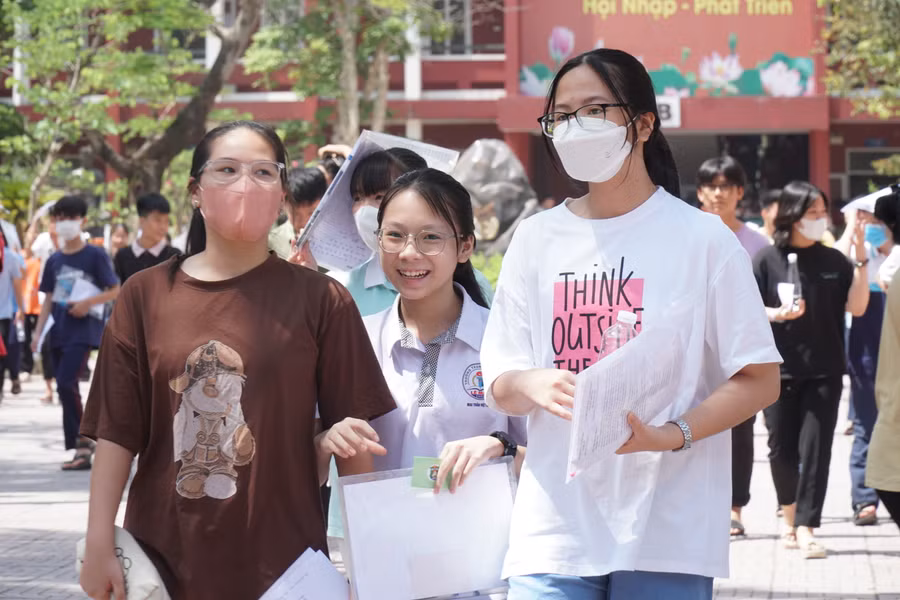 Thí sinh dự thi vào Trường THPT Huỳnh Thúc Kháng (TP Vinh, Nghệ An).