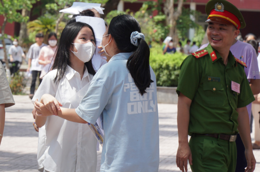 Nhiều thí sinh phấn khởi chia sẻ với nhau khi đề văn có câu hỏi mở, thể hiện được suy nghĩ, quan điểm của mình. Ảnh: Hồ Lài. Nhiều thí sinh phấn khởi chia sẻ với nhau khi đề văn có câu hỏi mở, thể hiện được suy nghĩ, quan điểm của mình. Ảnh: Hồ Lài.