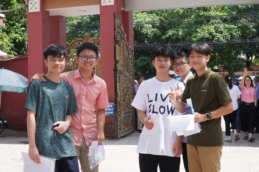 Thí sinh Nghệ An hoàn thành bài thi đầu tiên môn Ngữ văn, kỳ thi tuyển sinh vào lớp 10 THPT năm 2023. Ảnh: Hồ Lài. Thí sinh Nghệ An hoàn thành bài thi đầu tiên môn Ngữ văn, kỳ thi tuyển sinh vào lớp 10 THPT năm 2023. Ảnh: Hồ Lài.