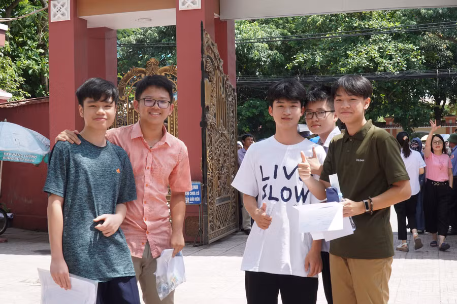 Thí sinh Nghệ An hoàn thành bài thi đầu tiên môn Ngữ văn, kỳ thi tuyển sinh vào lớp 10 THPT năm 2023. Ảnh: Hồ Lài.