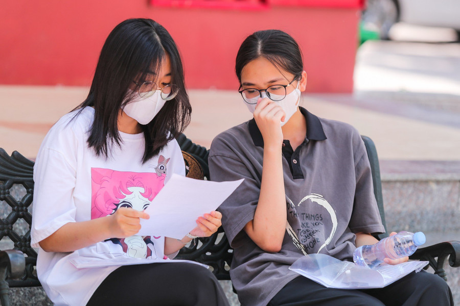 Thí sinh Nghệ An trao đổi bài sau môn thi Ngữ văn tuyển sinh vào lớp 10. Ảnh: Hồ Lài. Thí sinh Nghệ An trao đổi bài sau môn thi Ngữ văn tuyển sinh vào lớp 10. Ảnh: Hồ Lài.