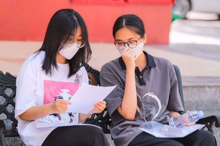 Thí sinh Nghệ An trao đổi bài sau môn thi Ngữ văn tuyển sinh vào lớp 10. Ảnh: Hồ Lài.