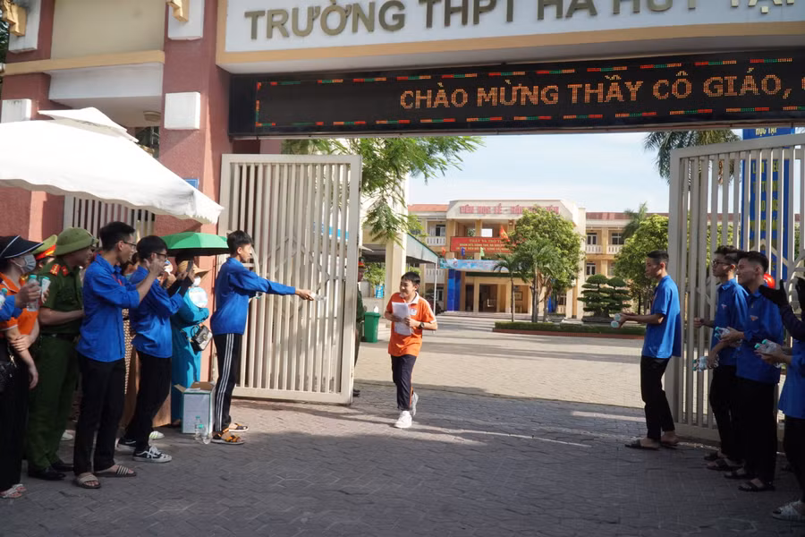 Thí sinh đầu tiên hoàn thành bài thi môn tiếng Anh và ra khỏi điểm thi Trường THPT Hà Huy Tập (TP Vinh, Nghệ An). Ảnh: Hồ Lài.