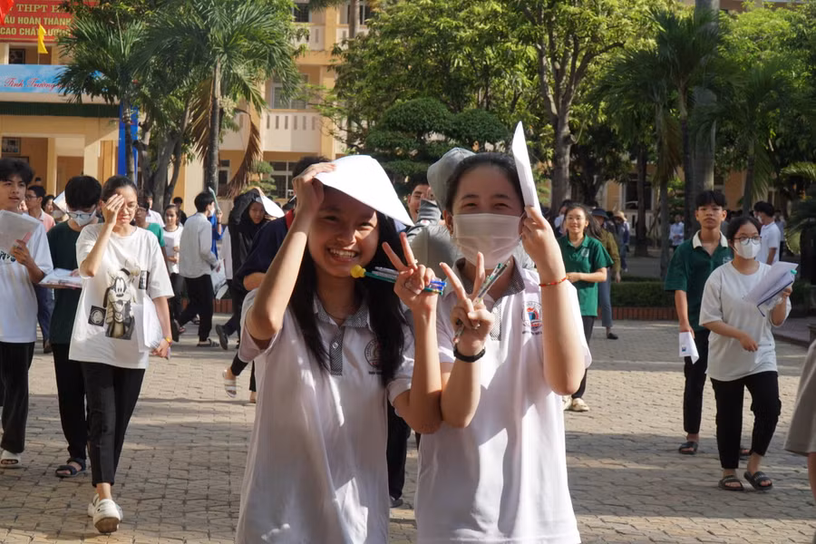 Kết thúc môn thi Tiếng Anh, thí sinh Nghệ An cũng đã hoàn thành ngày thi đầu tiên của kỳ thi tuyển sinh vào lớp 10 THPT. Ảnh: Hồ Lài.
