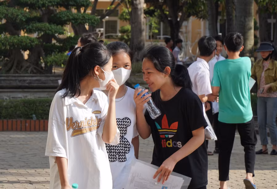 Theo nhiều thí sinh, đề thi môn Tiếng Anh bám sát chương trình học, nhưng mức độ khó ở những câu đọc hiểu. Ảnh: Hồ Lài.