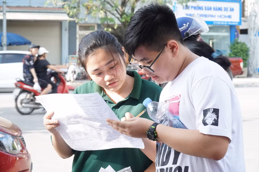 Trao đổi sau buổi thi.