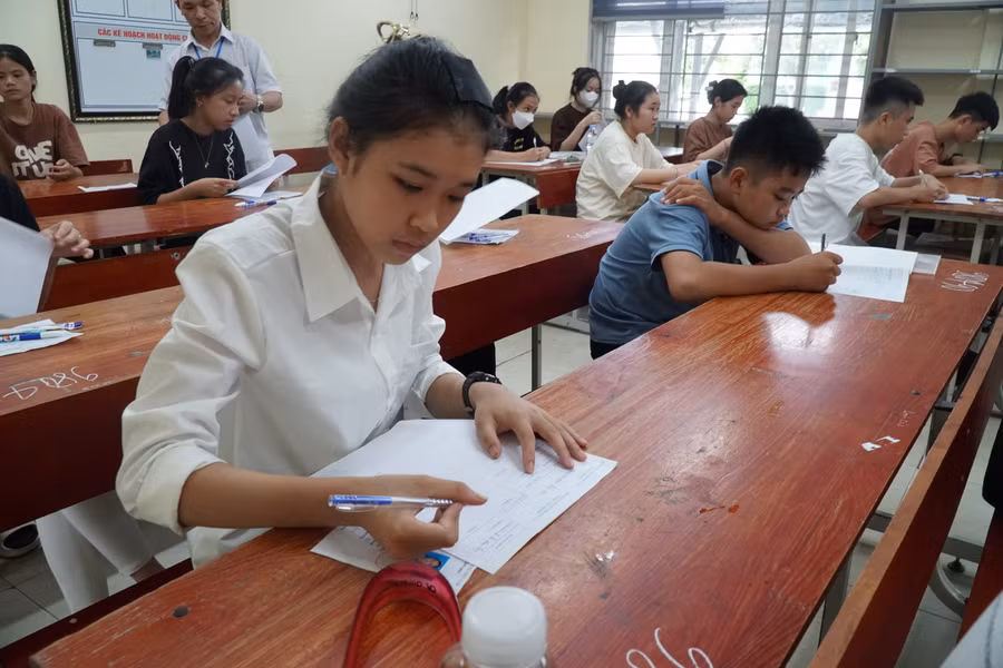 Câu nghị luận xã hội trong đề thi môn Ngữ văn được đánh giá không dễ đối với học sinh trường vùng cao. Ảnh: Hồ Lài.