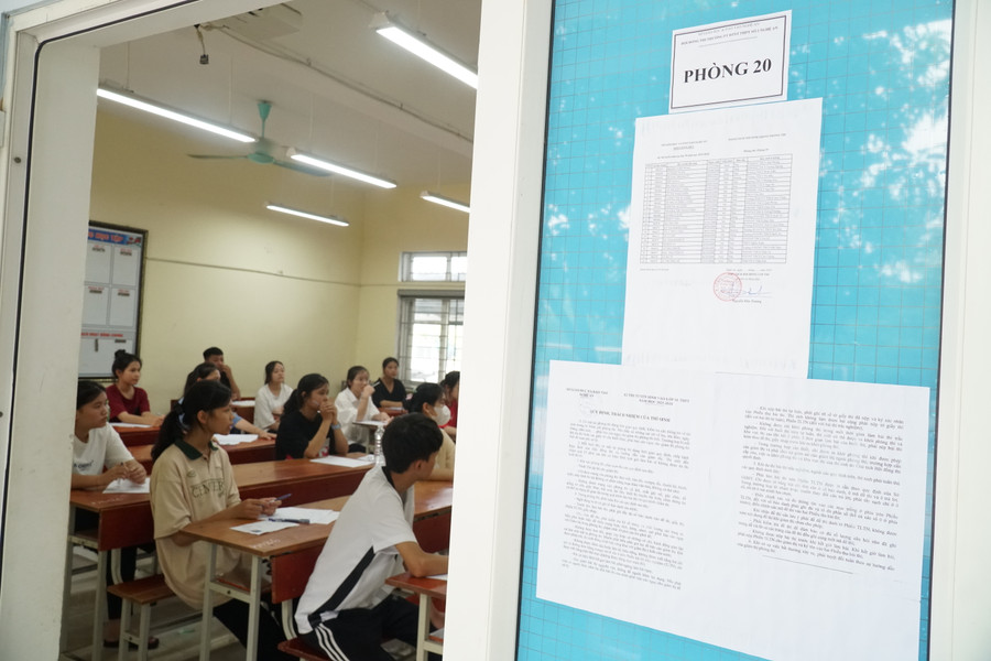 Thí sinh tỏ ra hồi hộp trước môn thi đầu tiên của kỳ thi tuyển sinh vào lớp 10 THPT, môn Ngữ văn. Ảnh: Hồ Lài. Thí sinh tỏ ra hồi hộp trước môn thi đầu tiên của kỳ thi tuyển sinh vào lớp 10 THPT, môn Ngữ văn. Ảnh: Hồ Lài.