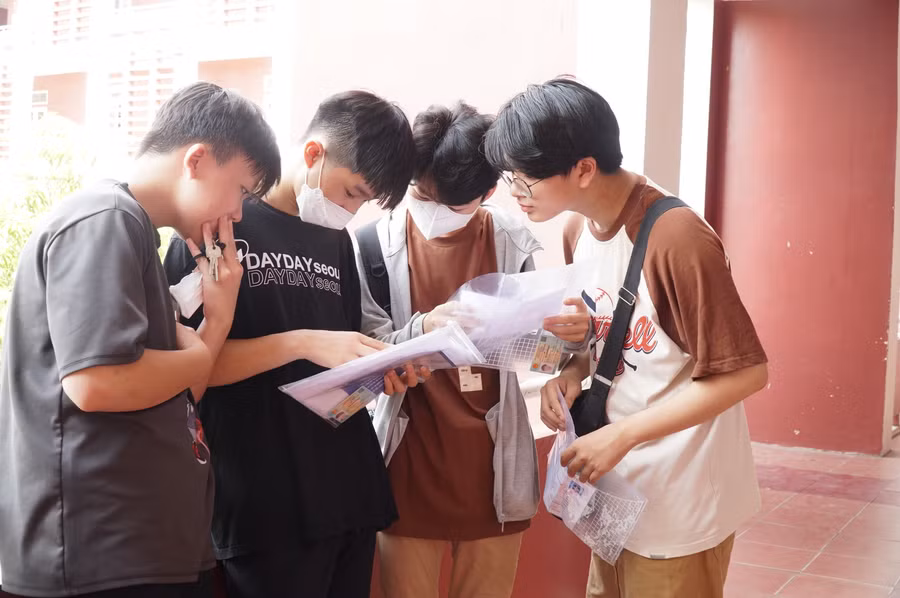 Thí sinh tại điểm thi Trường THPT Huỳnh Thúc Kháng, TP Vinh, Nghệ An. Ảnh: Hồ Lài.