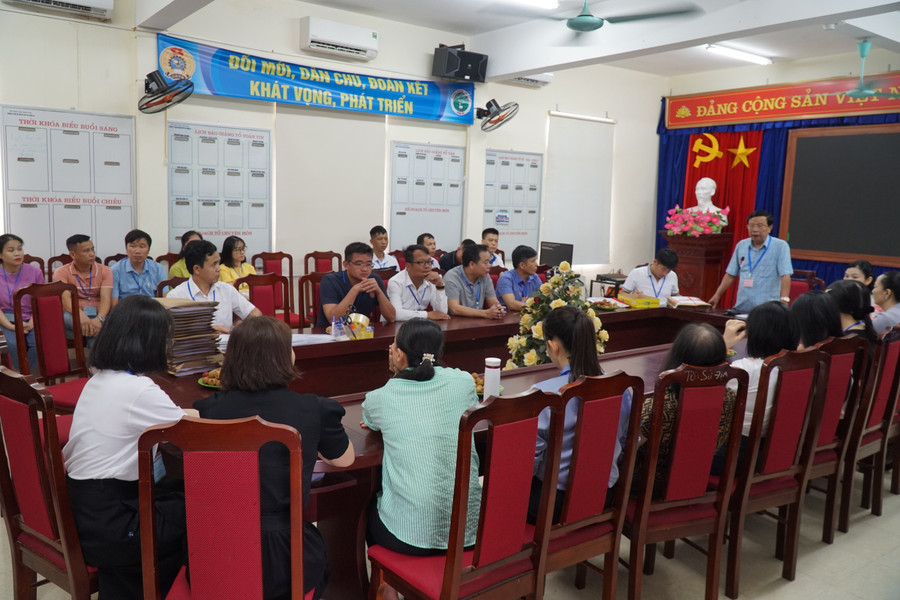 Hội đồng thi Trường Phổ thông dân tộc nội trú THPT số 2 tỉnh Nghệ An họp phân công nhiệm vụ cho cán bộ coi thi sáng ngày 5/6. Ảnh: Hồ Lài. Hội đồng thi Trường Phổ thông dân tộc nội trú THPT số 2 tỉnh Nghệ An họp phân công nhiệm vụ cho cán bộ coi thi sáng ngày 5/6. Ảnh: Hồ Lài.