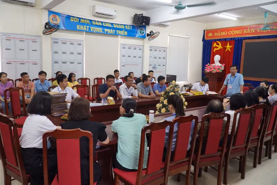 Hội đồng thi Trường Phổ thông dân tộc nội trú THPT số 2 tỉnh Nghệ An họp phân công nhiệm vụ cho cán bộ coi thi sáng ngày 5/6. Ảnh: Hồ Lài.