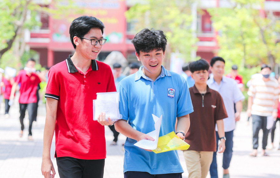 Các thí sinh ở Nghệ An rất thú vị với đề thi Ngữ văn sáng nay. (Ảnh: Hồ Lài). Các thí sinh ở Nghệ An rất thú vị với đề thi Ngữ văn sáng nay. (Ảnh: Hồ Lài).