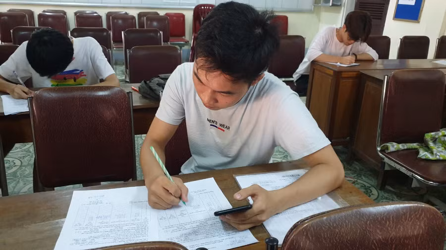 Thí sinh thay đổi nguyện vọng xét tuyển ĐH tại Trường THPT Huỳnh Thúc Kháng, TP Vinh, Nghệ An