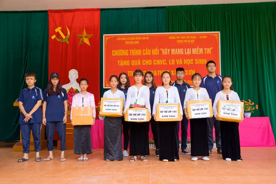 HS trường THTP Đinh Tiên Hoàng tham gia hoạt động thiện nguyện tại Hòa Bình. Ảnh tư liệu