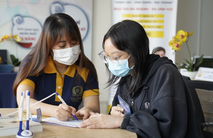 Thí sinh tìm hiểu về các ngành nghề của Trường ĐH Gia Định (TPHCM).