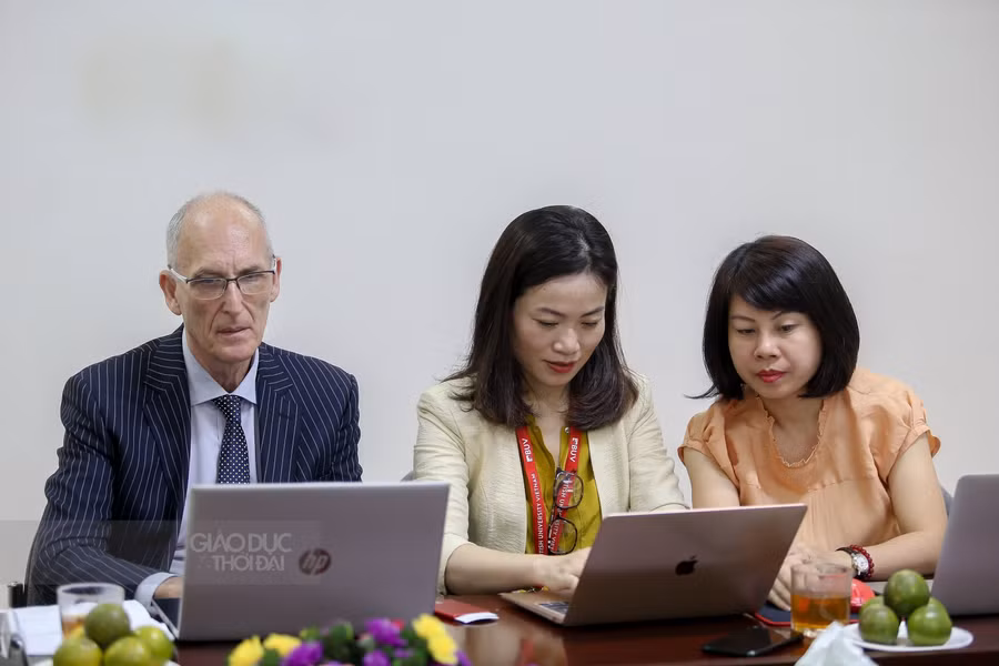 Các khách mời chia sẻ nhiều thông tin hữu ích trong buổi GLTT