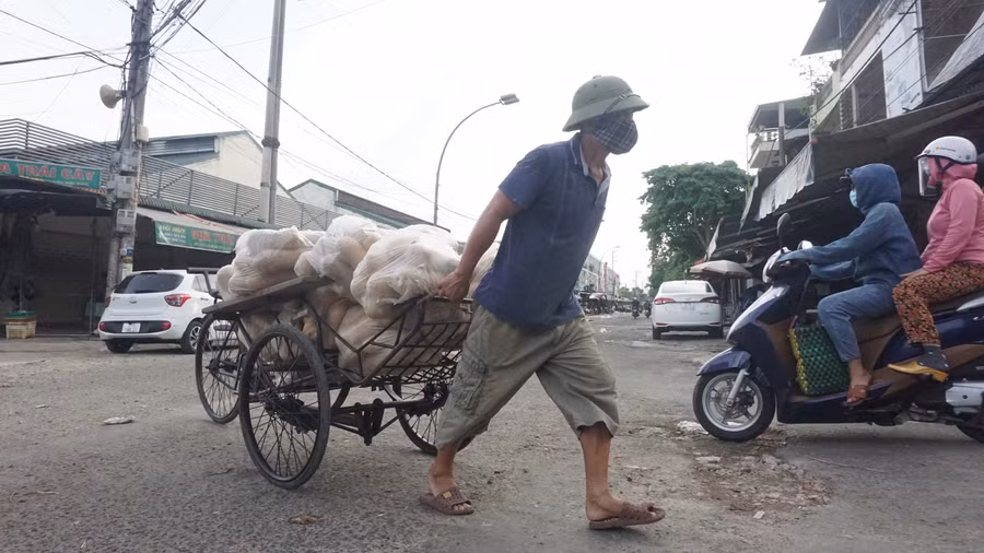 Người dùng phương tiện cá nhân, người thuê xích lô kéo, chở hàng