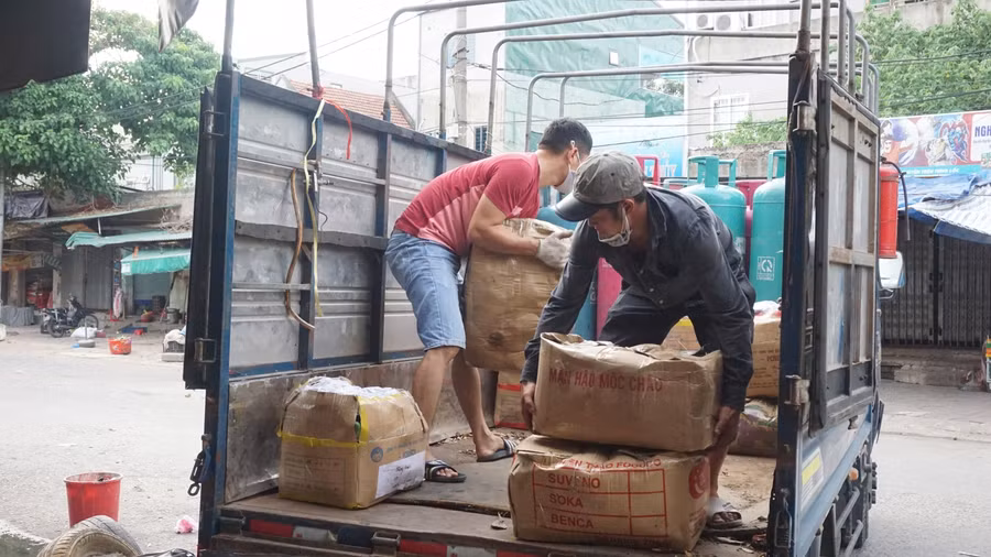 Nhiều hộ kinh doanh có lượng hàng hóa lớn, phải thuê xe tải vận chuyển, trước mắt đưa về nhà hoặc thuê kho đông lạnh bảo quản và tìm cách tiêu thụ dần trong thời gian chợ tạm dừng hoạt động