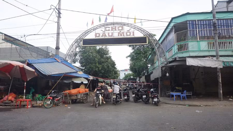 Chợ đấu mối Vinh là chợ nông sản lớn nhất tỉnh Nghệ An, chuyên cung cứng rau, củ, quả... cho thành phố và các huyện lân cận