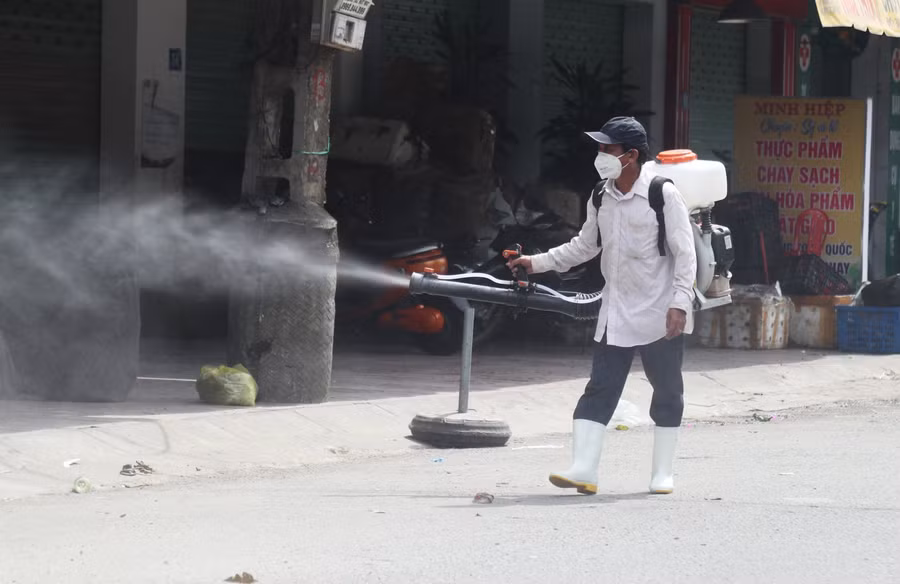 Khu chợ đầu mối và đình Tây chợ Vinh cũng được phun hóa chất khử khuẩn