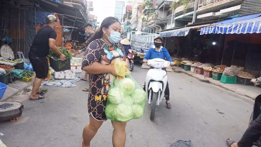 Tiểu thương hối hả sơ tán hàng vì lo ngại chợ bị phong tỏa dài ngày