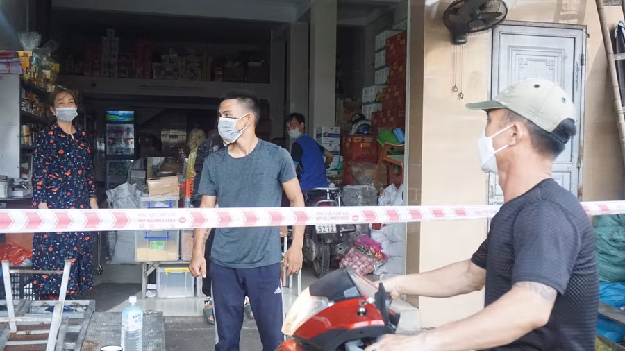 Ngay sau khi phát hiện trường hợp dương tính với SARS-CoV-2, cơ quan chức năng đã tạm dừng hoạt động của chợ đầu mối và đình Tây chợ Vinh.