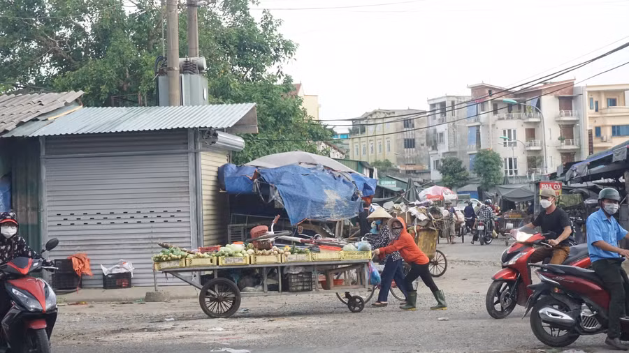 Không khí hối hả, vội vã khắp khu chợ