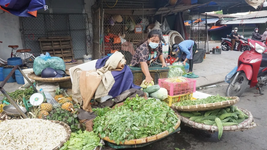 Tiểu thương chợ đầu mối Vinh sơ tán hàng hóa vì lo sợ phong tỏa